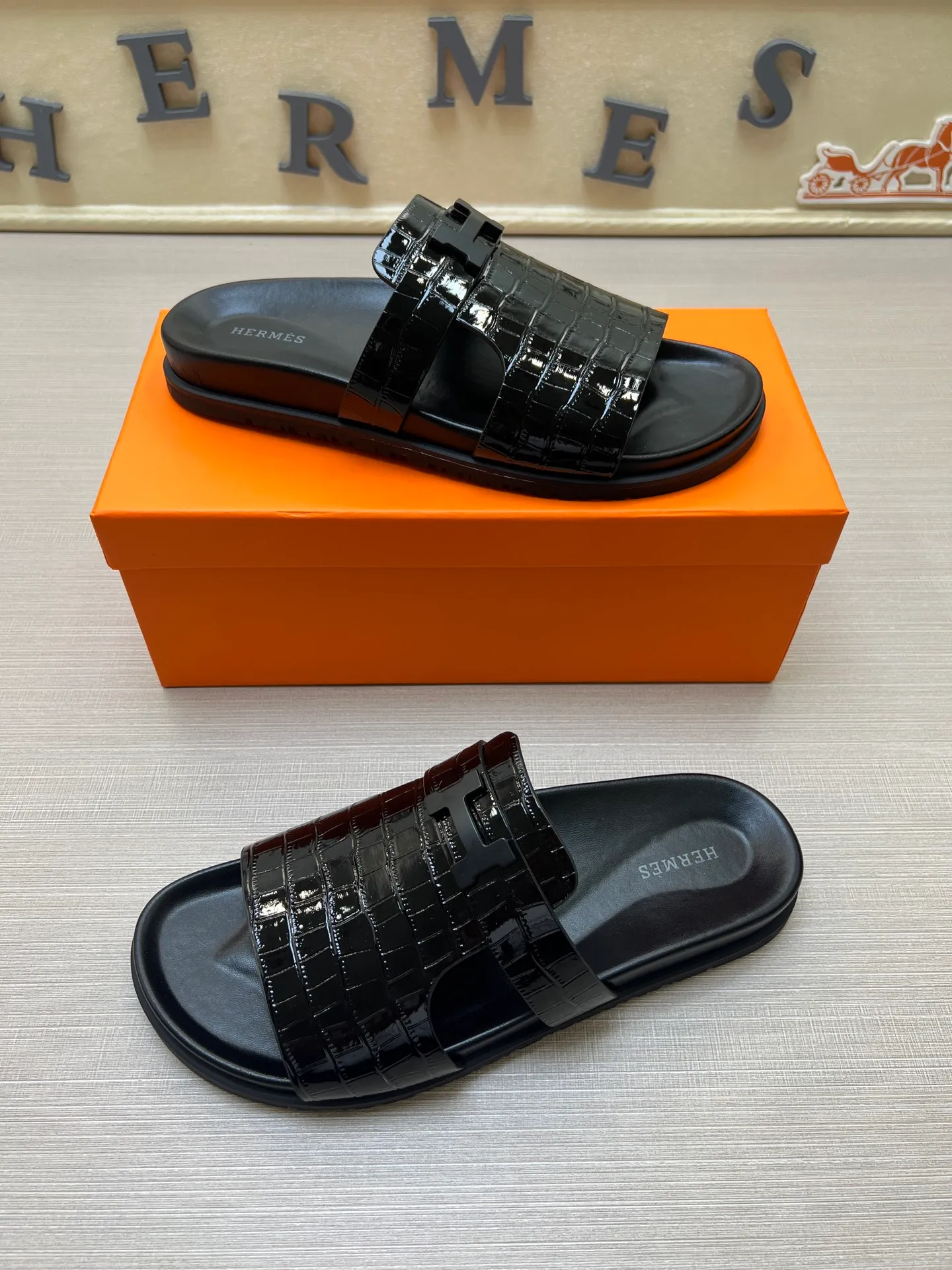 [H Family Hermès] P: 360💰 Size: 38-45 Hermes Men’s Kazimir Slippers - 2025 Summer New Hermès Same as the original version, with colored cowhide surface + rubber combined sole, handmade by master-level craftsmen! ❥High-end customization, exclusive products, the highest version in the industry.